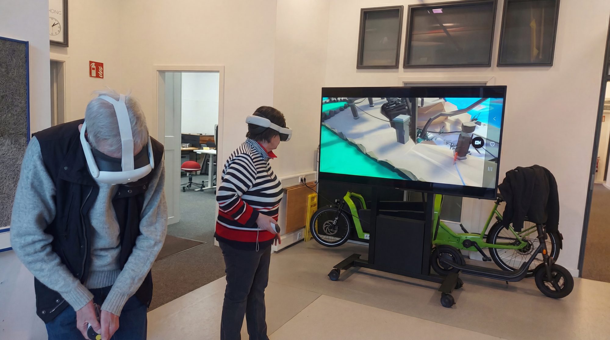 Zwei Kursteilnehmende erkunden mit VR-Brillen einen virtuellen Raum